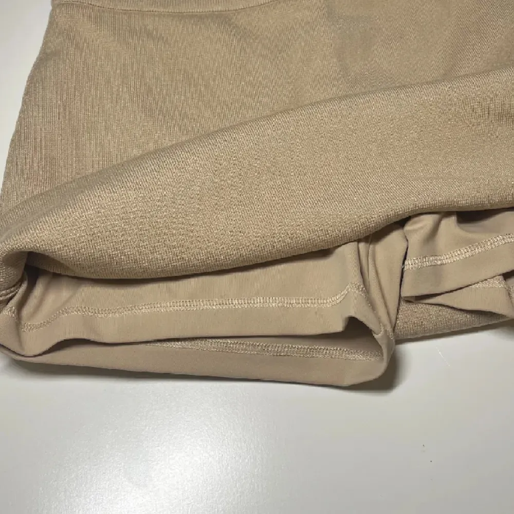 En fin och bekväm kjol från Aimn. Den har ett par cykel shorts fast sydda på insidan som gör de lite mer ”säkrare” och sportig. Har aldrig använt dem och har kvar prislappen. Kjolar.