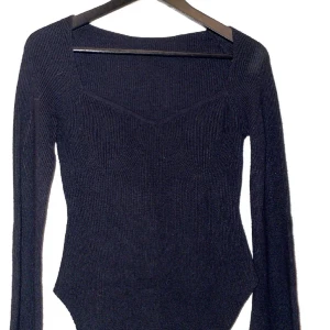 Ribbad tröja  - Säljer en ribbad tröja med utsvängda armar, endast testat så den är som ny och i storlek xs