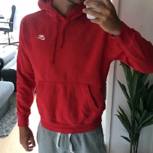 Röd Nike-hoodie - Röd Nike-hoodie i storlek S, använd ett fåtal gånger. Säljes pga för liten storlek, fint skick. Billigare vid snabb affär.