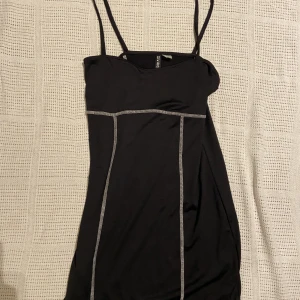 Klänning  - Svart klänning från hm, köpt men alldrig använd.  