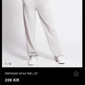 kostymbyxor - ljusa lågmidjade kostymbyxor ifrån lager157 i strl S. lånad bild