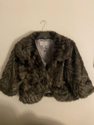 Pälsjacka - En fin brun pälsjacka i stl 36. Kortare i armarna.