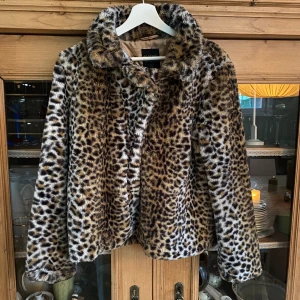 Leopard päls jacka  - Skit snygg pälsjacka i leopard! Pris går att diskutera!!! 