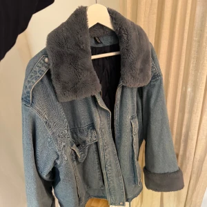 Pälsjacka - Säljer min så snygga päls/jeansjacka! Knappt använd så i dunder skick!!!⚡️ Den är fodrad så den är så varm och passar så bra till allt😍 