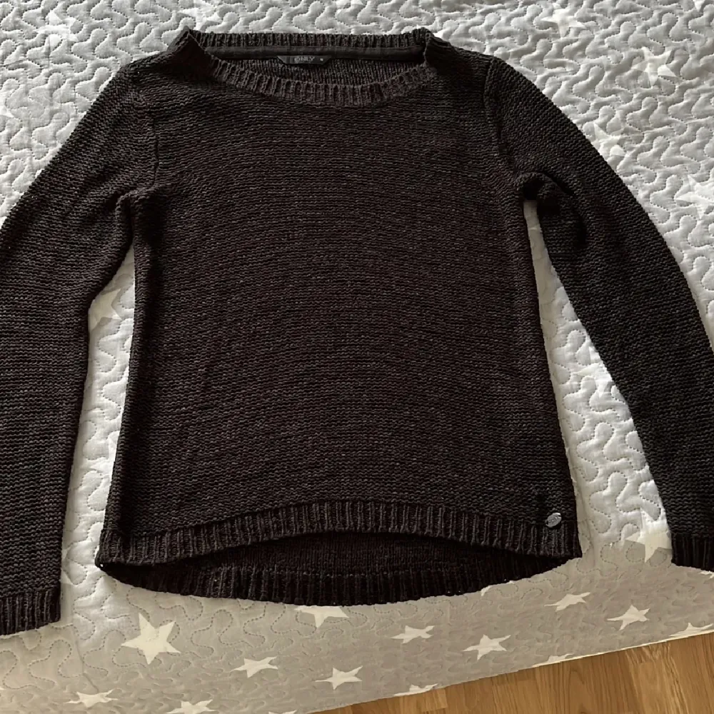 En svart tröja från Only i storlek S✨ Tröjan är i mycket bra skick och bara använt max 5 gånger. . Tröjor & Koftor.