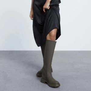 Gröna boots - Säljer dessa  snygga mörk gröna boots i storlek 39 från Zara. Fint skick använda 2-3 gånger 