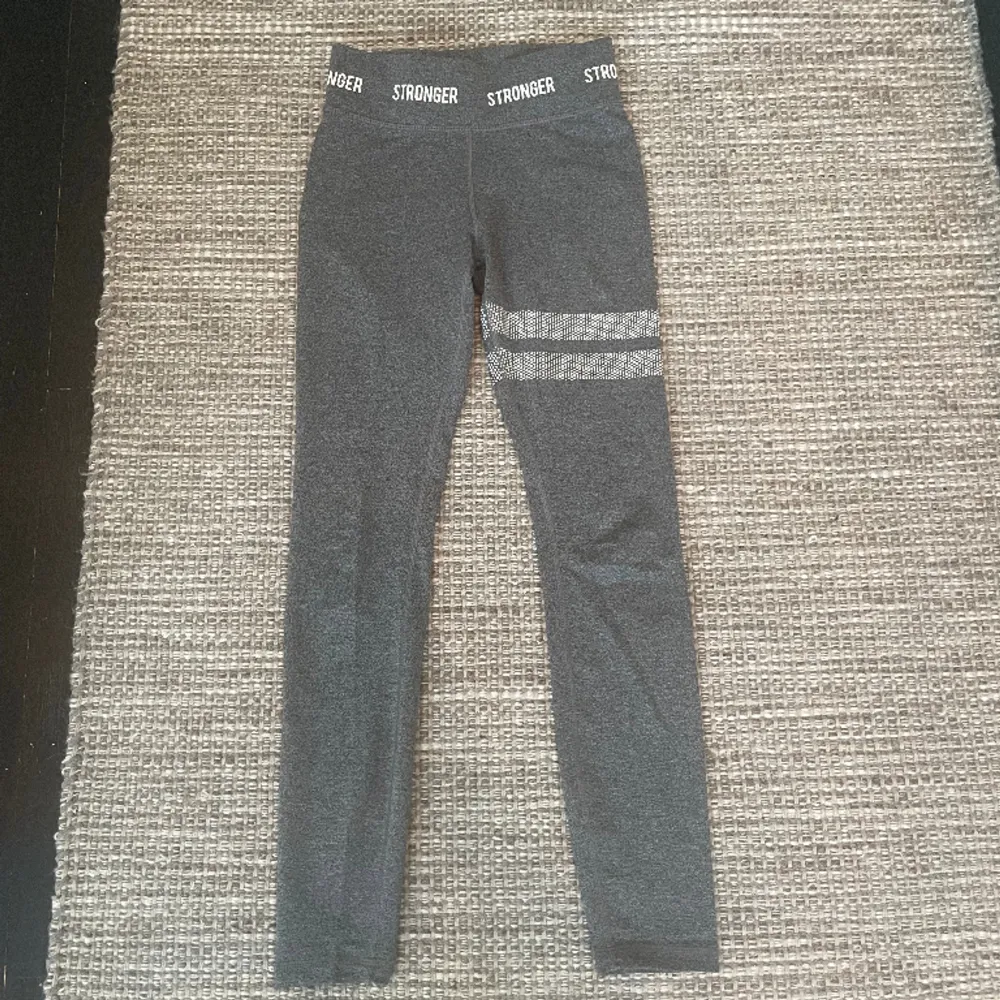 Säljer mina superfina stronger träningthights i storlek xs. Dessa var för små när jag fick de så därav är de i nyskick. Tveka inte på att höra av er vid frågor💗 Nypris: 699. Jeans & Byxor.