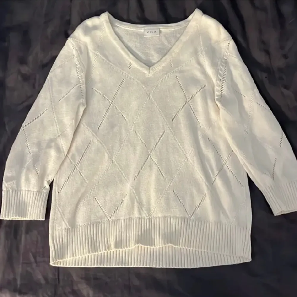 Säljer denna vita tröjan i stl XS från VILA. Köparen står för frakten, använder köp nu eller Swish.. Stickat.