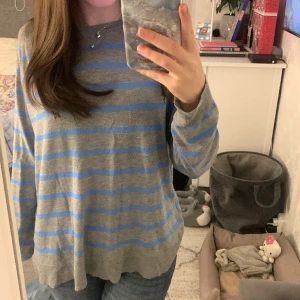 Randig tröja från Zara - Jätte fin randig tröja från Zara som inte kommer till använding🤍