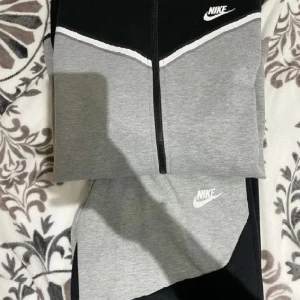 Nike tech fleece - Hej jag säljer min tech fleece för det var inte riktigt min stil använd Max 3 gånger!  Skick 10/10
