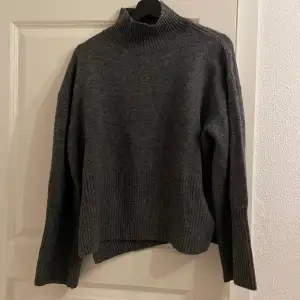 En grå tröja från Gina tricot i storlek S, aldrig använt den 