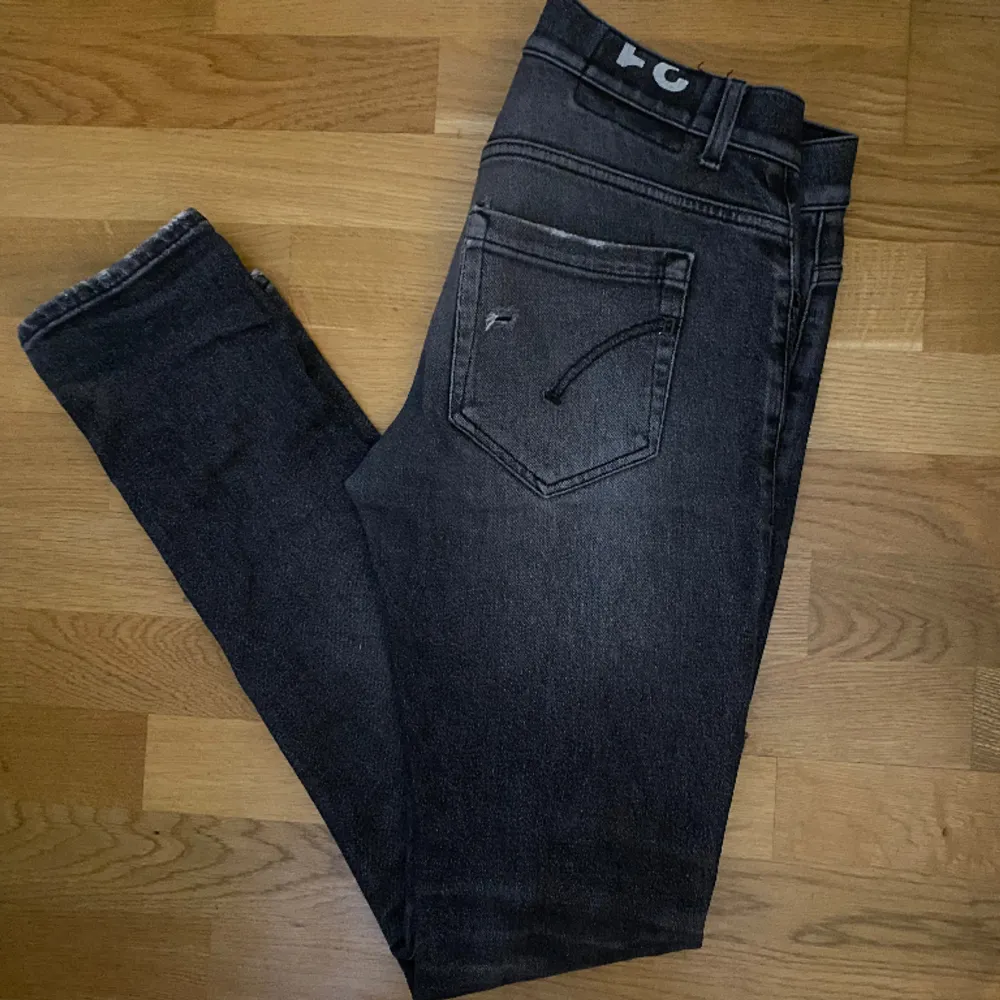 Säljer nu mina sjukt snygga jeans från det italienska lyxmärket Dondup i den populära modellen ”George”. De är i storlek 31/31 helt utmärkt skick utan deflekter, nypris ligger runt 4000kr, hör av er vid intresse!. Jeans & Byxor.