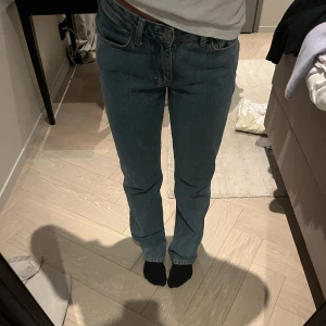 Lowwaist jeans - Säljer dessa assnygga lågmidjade jeans från BikBok. Perfekta till allt å så fin passform