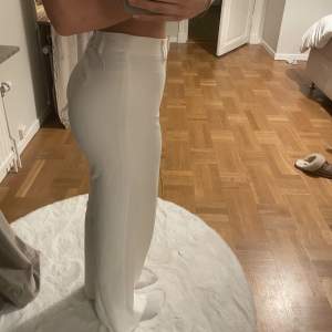 Ett par vita kostymbyxor från Venderbys i storlek M ✨🫶🏼Aldrig använda
