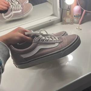 Vans skor  - Säljer mina lila vans skor då jag inte använder de längre. Köptes för 2 år sedan men endast använd under en höst😊Köpta för 700+