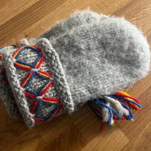 Lovikka vantar - Superfina lovikka vantar, använder bara mina vita därav säljer jag.  Stl.L