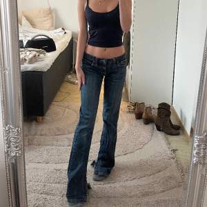 Lågmidjade jeans med slits från mng jeans💗midjemått: 78cm Innerbenslängd: 82cm. Skriv för fler bilder eller frågor!