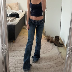 Lågmidjade jeans  - Lågmidjade jeans med slits från mng jeans💗midjemått: 78cm Innerbenslängd: 82cm. Skriv för fler bilder eller frågor!