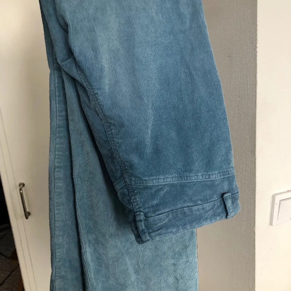 Blåa manchesterbyxor, otroligt fina, som jag tyvärr blivit för stor om rumpan för… skulle säga att de är 27/26 x 35. Jeans & Byxor.