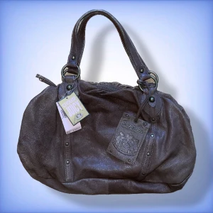 Juicy Väska - En jätte fin unik Juicy Couture väska i ett jätte fint skick, bra med rum i den och kan t.ex. få plats med datorer mm☺️ Hör av dig om du har frågor!