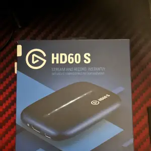 Saljer mitt Elgato HD60 S Capture Card,perfekt skick och Upplev sömlös inspelning och streaming i hög kvalitet. Ge ditt innehall en touch med kristallklar video och smidig gameplay på 4k up till 60mbps at 1080p/60fps Fungerar på alla consoller och datorer