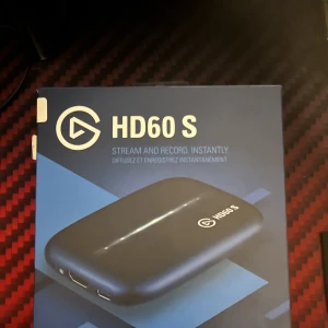 Elgato Hd60 S capture card  - Saljer mitt Elgato HD60 S Capture Card,perfekt skick och Upplev sömlös inspelning och streaming i hög kvalitet. Ge ditt innehall en touch med kristallklar video och smidig gameplay på 4k up till 60mbps at 1080p/60fps Fungerar på alla consoller och datorer