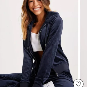 Juicy kofta - Äkta juicy kofta köpt på raglady. Inga defekter och är väldigt sparsamt använd. Skriv om ni har några frågor.