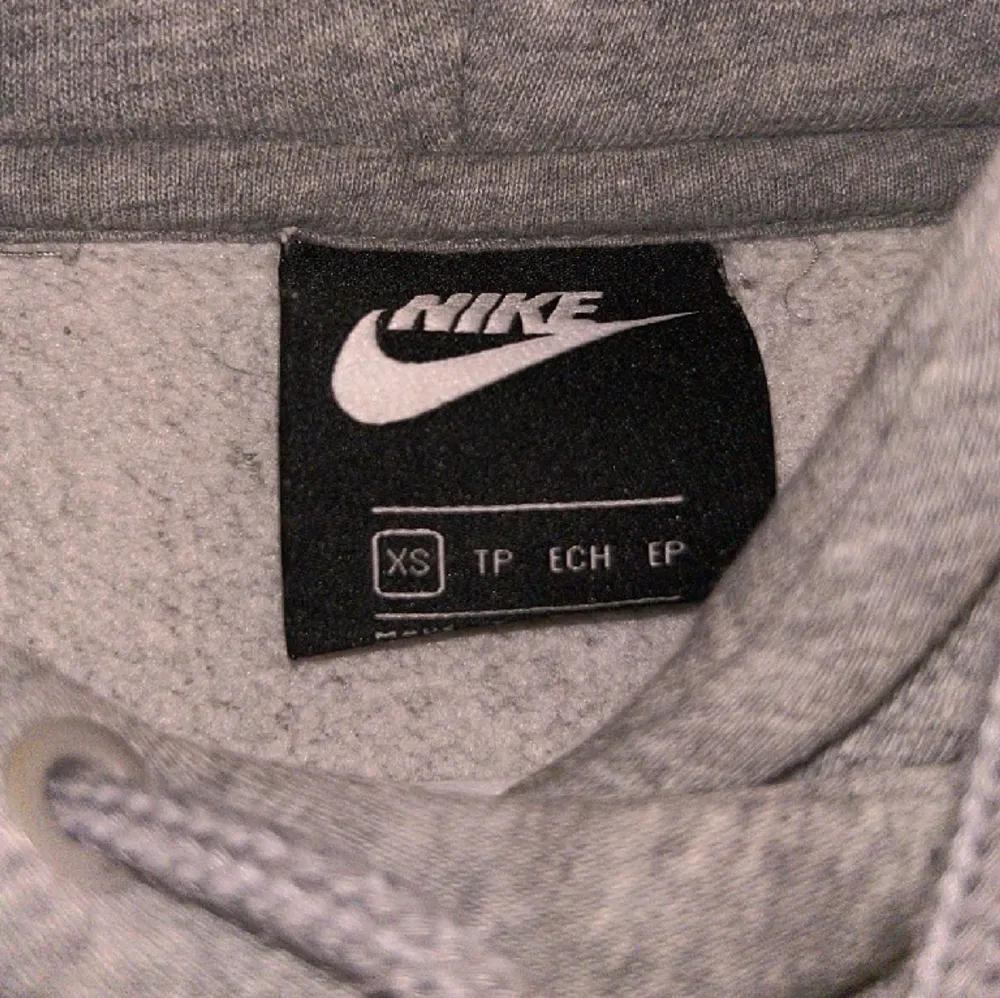 Ljusgrå Nike hoodie, strl xs men passar även S. Använd två gånger så väldigt bra skick!  Nypris:749. Hoodies.