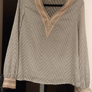 Tunika - Jättefin tunn tunika. Lite genomskinlig i ärmarna men inte framtill