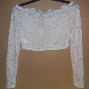 Ny "offshoulder" top - Oanvänd fin topp med 2 lager över bysten, storlek M