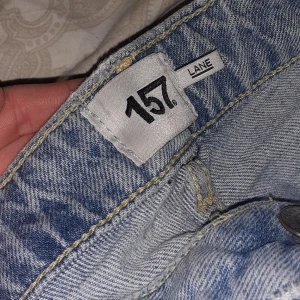 Snygga "straight" jeans😍 - Dom är i väldigt bra skick och är i färgen ljusblå som man kan se på bilderna Storlek xs och man kan fråga om mått och fler bilder tex Köpta för 400 och säljer för 300 Högmidjade "lane" jeans från 157