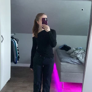 Tröja  - Såååå fin tröja som jag är kär i men har slutat o använda den så bättre att någon annan får den❤️ använd ett par gånger men är i super fint skick, vid fler bilder är de bara att höra av dig❤️ribbad sida som går att dra i så man kan få i den höjd man vill ha