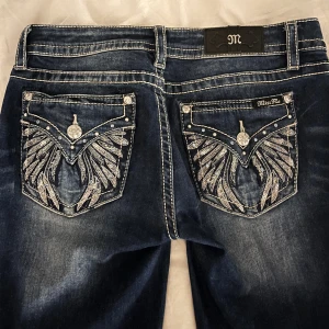 Miss me jeans - SUPERSNYGGA lågmidjade straight miss me jeans. Sitter supersnyggt på och nästan helt oanvända. (Jag är 170 o de passar super, passar upp till 173 och kortare såklart) Midjemått:80 cm