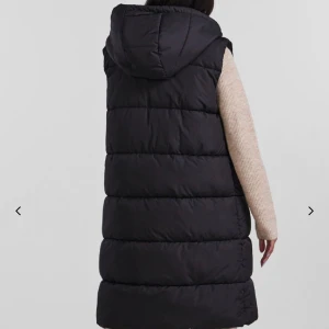 Väst - Lång svart väst från Vera Moda❤️