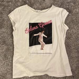 Selena Gomez t-shirt, använd så ganska bra skick. Trycket är lite löst längst ner men inget man tänker på 