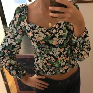 Blus - Fin blus. Oanvänd. Säg till om ni vill ha fler bilder eller ny pris 😊