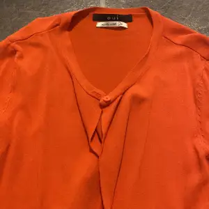 orange tröja som är köpt från Oui! Jag har aldrig använd denhär tröjan och därför så säljer jag den! Använd gärna köp nu! 