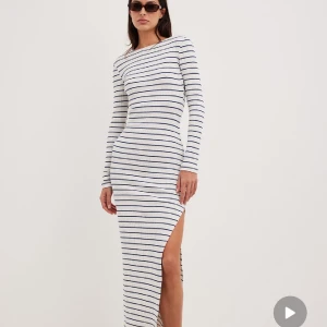 Klänning - Säljer denna otroligt snygga klänningen, perfekt till egentligen vad som helst. Använd nån gång så fint skick. Köptes för 599 kr men säljer nu för 400 kr 💓