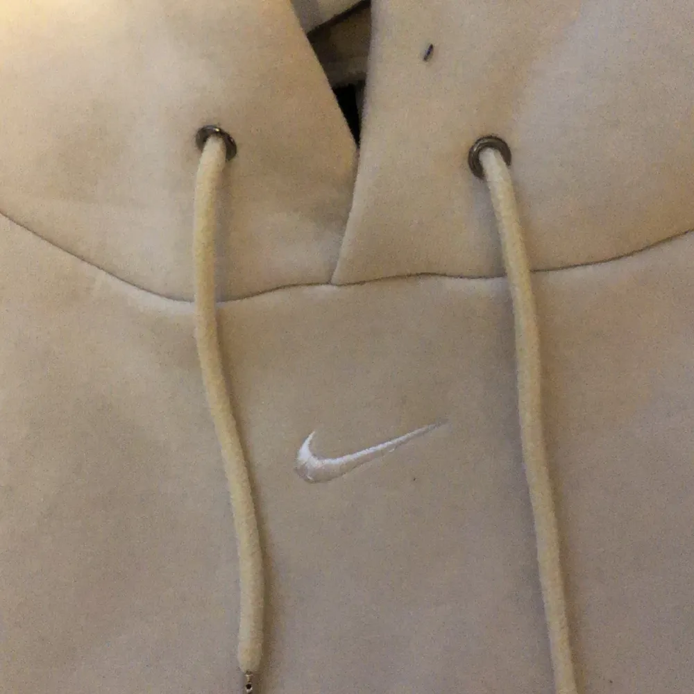 Nike vintage hoodie i storlek m  Säljer för att den inte används färgen är ej vit den är beige  längre . Hoodies.