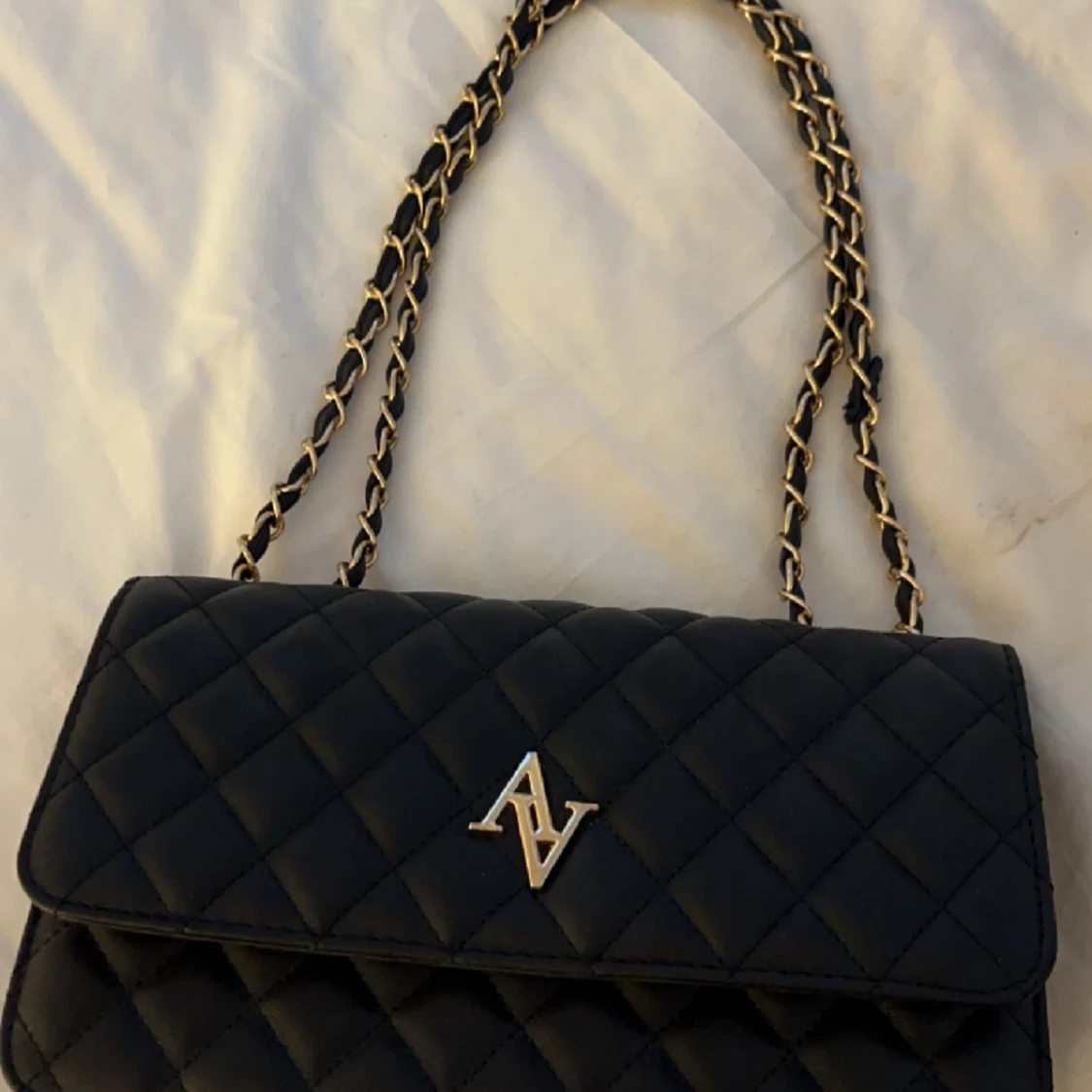 Svart Handväska med guld detaljer  - 90