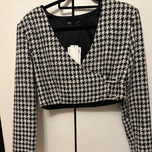 Hundtandsmönstrad zara crop top  - Hundtandsmönstrad Crop blazer i stl L passar mer som S-M  Oanvänd med etiketter från zara 