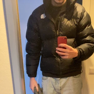 The North Face jacka Retro 700 - The north face jacka retro 700 använd sparsamt två säsonger. Fint skick inga defekter 