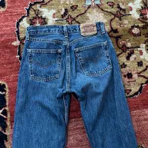 levi’s jeans  - Säljer nu mina skitsnygga 501. Har ett blekt Streck på baksida vad men tycker bara det ger byxan lite karaktär.   Storlek W28 L34    Säljer för 500kr (nypris ligger runt 1.250kr) 