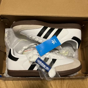Adidas samba - Säljer ett par helt nya adidas samba i storlek 39. Säljer pga. köpte två par i olika storlekar och de andra passade mig bättre. Kan gå ner i pris vid snabb affär. Köpta för 1590kr säljer för 1000!