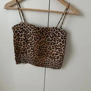 Kort topp med leopardmönster Storlek M ifrån Gina tricot