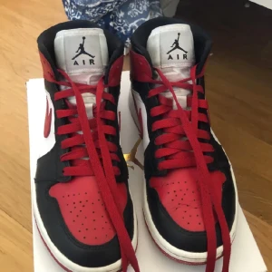 Jordans - SNÄLLA GE PRISFÖRSLAG! Säljer mina jordan 1’s eftersom dom it passar min stil längre, nästan i nyskick använt knappt!! Man kan se på bilderna 💓 org pris; 1450 kr 