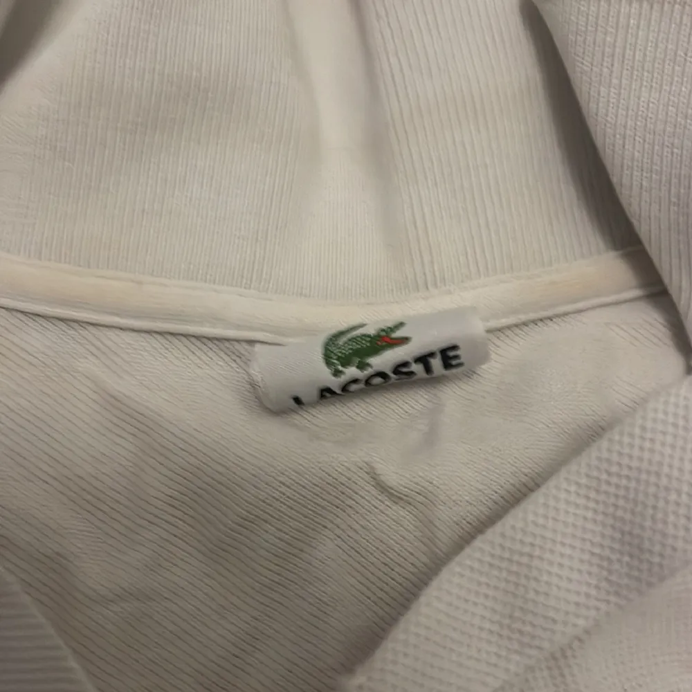 Polo tröja från Lacoste  Riktigt bra skick  Säljer pga passar inte längre . T-shirts.