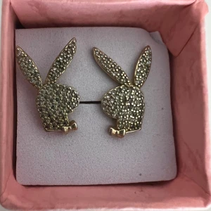 Playboy Bunny örhängen  - Playboy Bunny örhängen, vet inte vad det är för material. Endast använda en gång och i super fint skick. Använd gärna köp nu 