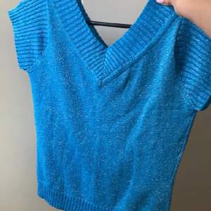 Säljer denna supersnygga, blåa, glittriga, stickade tröjan då den inte kmr till användning. Den är köpt second hand men använd av mig få ggr. Är i fint skick! Det står varken vart tröjan är från eller vilken storlek men skulle säga att den är xs.💙