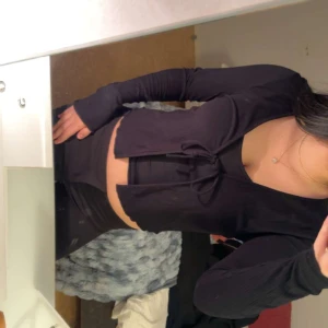 Gullig cardigan/kofta - Jättegullig cardigan, superfin till olika toppar. En basic svart plagg som man kan ha till massa olika outfits. 